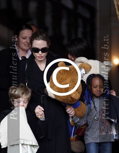 Amsterdam 15 maart 2012
Angelina Jolie and her kids leave the amstel hotel early in the morning.
Peter Smulders bv
