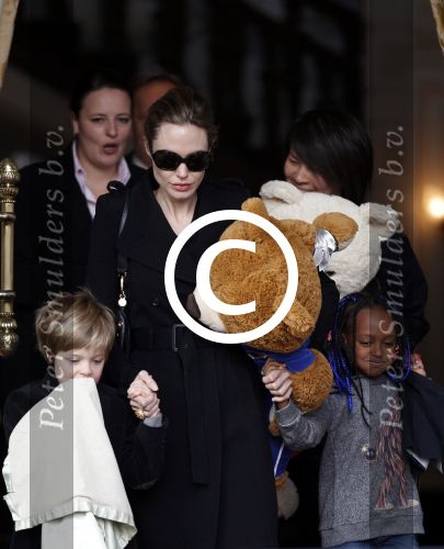 Amsterdam 15 maart 2012
Angelina Jolie and her kids leave the amstel hotel early in the morning.
Peter Smulders bv