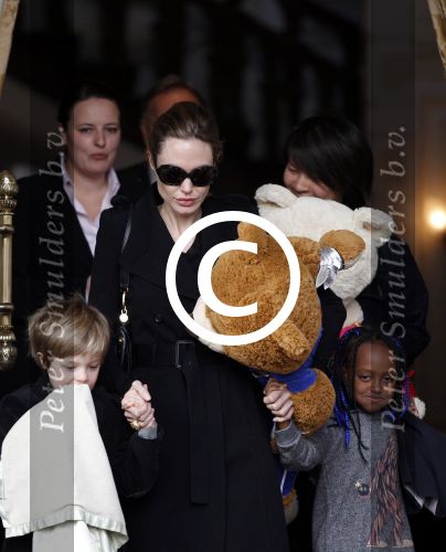 Amsterdam 15 maart 2012
Angelina Jolie and her kids leave the amstel hotel early in the morning.
Peter Smulders bv