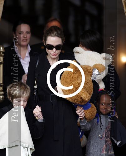Amsterdam 15 maart 2012
Angelina Jolie and her kids leave the amstel hotel early in the morning.
Peter Smulders bv