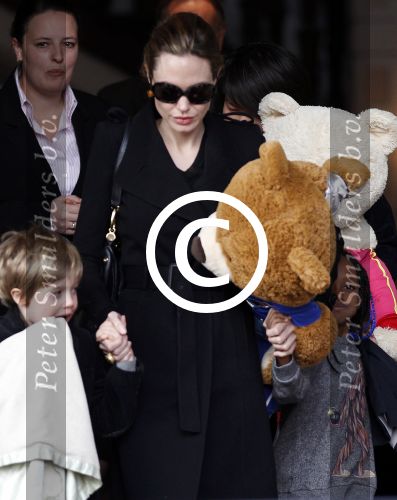 Amsterdam 15 maart 2012
Angelina Jolie and her kids leave the amstel hotel early in the morning.
Peter Smulders bv