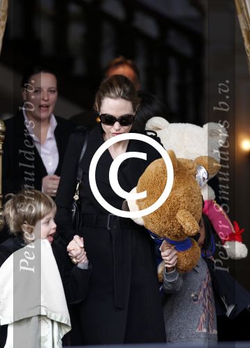 Amsterdam 15 maart 2012
Angelina Jolie and her kids leave the amstel hotel early in the morning.
Peter Smulders bv