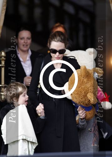 Amsterdam 15 maart 2012
Angelina Jolie and her kids leave the amstel hotel early in the morning.
Peter Smulders bv