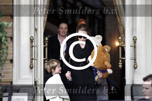 Amsterdam 15 maart 2012
Angelina Jolie and her kids leave the amstel hotel early in the morning.
Peter Smulders bv