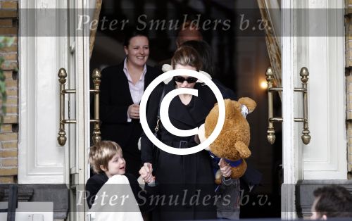 Amsterdam 15 maart 2012
Angelina Jolie and her kids leave the amstel hotel early in the morning.
Peter Smulders bv
