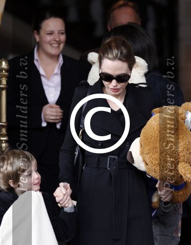 Amsterdam 15 maart 2012
Angelina Jolie and her kids leave the amstel hotel early in the morning.
Peter Smulders bv