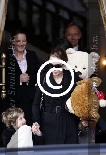 Amsterdam 15 maart 2012
Angelina Jolie and her kids leave the amstel hotel early in the morning.
Peter Smulders bv