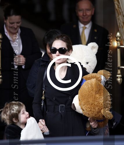 Amsterdam 15 maart 2012
Angelina Jolie and her kids leave the amstel hotel early in the morning.
Peter Smulders bv