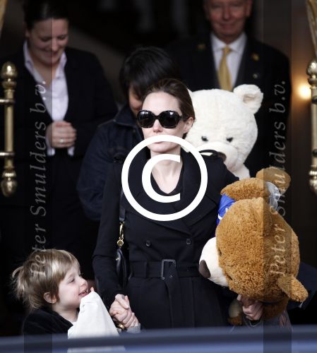 Amsterdam 15 maart 2012
Angelina Jolie and her kids leave the amstel hotel early in the morning.
Peter Smulders bv