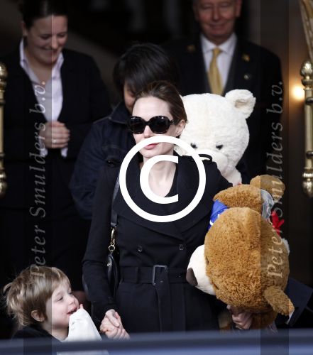 Amsterdam 15 maart 2012
Angelina Jolie and her kids leave the amstel hotel early in the morning.
Peter Smulders bv