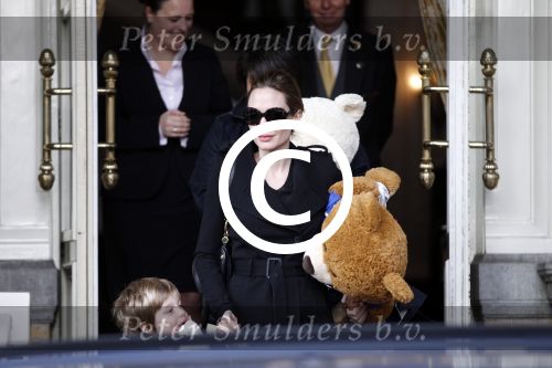 Amsterdam 15 maart 2012
Angelina Jolie and her kids leave the amstel hotel early in the morning.
Peter Smulders bv