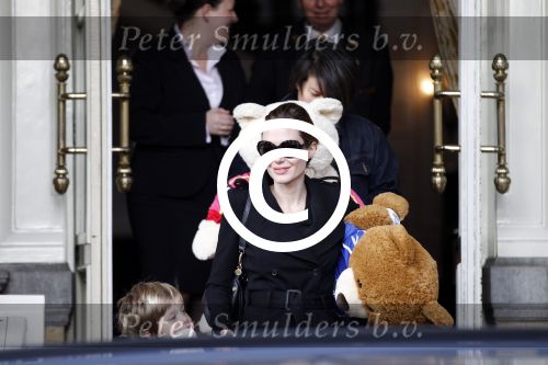 Amsterdam 15 maart 2012
Angelina Jolie and her kids leave the amstel hotel early in the morning.
Peter Smulders bv