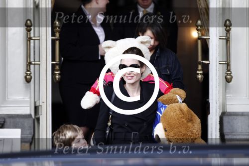 Amsterdam 15 maart 2012
Angelina Jolie and her kids leave the amstel hotel early in the morning.
Peter Smulders bv