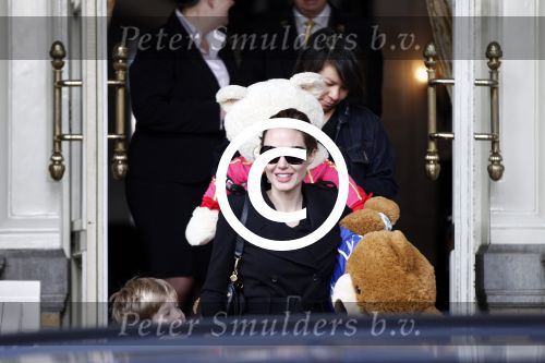 Amsterdam 15 maart 2012
Angelina Jolie and her kids leave the amstel hotel early in the morning.
Peter Smulders bv