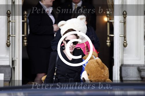 Amsterdam 15 maart 2012
Angelina Jolie and her kids leave the amstel hotel early in the morning.
Peter Smulders bv