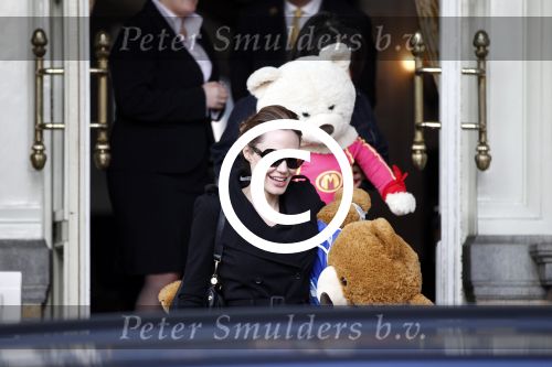 Amsterdam 15 maart 2012
Angelina Jolie and her kids leave the amstel hotel early in the morning.
Peter Smulders bv
