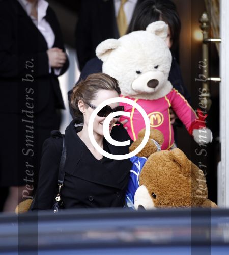 Amsterdam 15 maart 2012
Angelina Jolie and her kids leave the amstel hotel early in the morning.
Peter Smulders bv