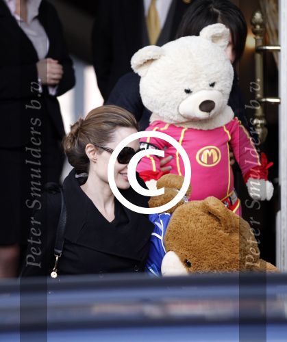 Amsterdam 15 maart 2012
Angelina Jolie and her kids leave the amstel hotel early in the morning.
Peter Smulders bv