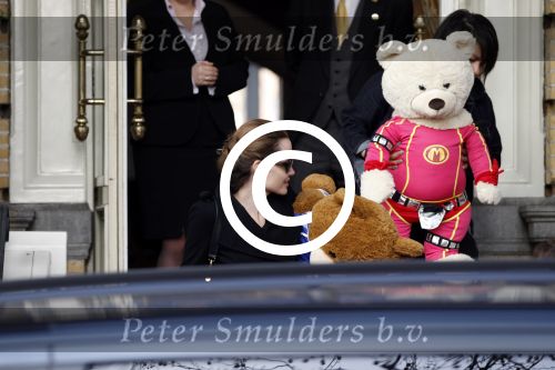 Amsterdam 15 maart 2012
Angelina Jolie and her kids leave the amstel hotel early in the morning.
Peter Smulders bv