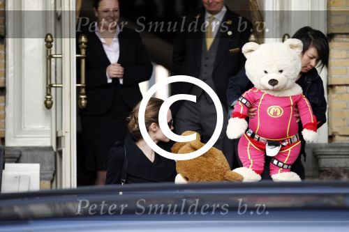 Amsterdam 15 maart 2012
Angelina Jolie and her kids leave the amstel hotel early in the morning.
Peter Smulders bv