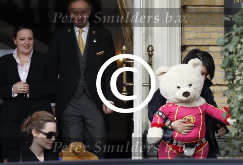 Amsterdam 15 maart 2012
Angelina Jolie and her kids leave the amstel hotel early in the morning.
Peter Smulders bv