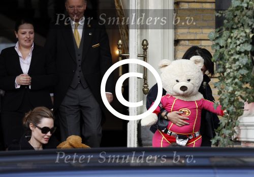 Amsterdam 15 maart 2012
Angelina Jolie and her kids leave the amstel hotel early in the morning.
Peter Smulders bv