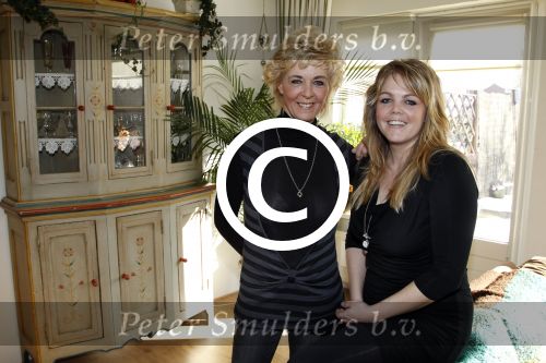Volendam 11 februari 2012
Annie Schilder met haar zwangere dochter Anja.
Peter Smulders bv