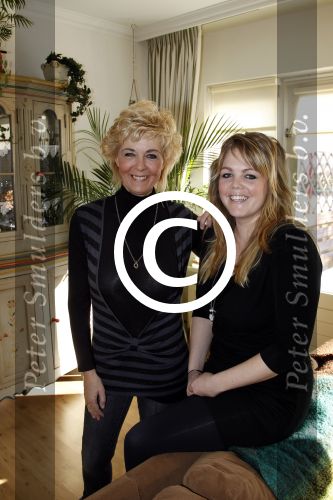 Volendam 11 februari 2012
Annie Schilder met haar zwangere dochter Anja.
Peter Smulders bv