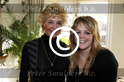 Volendam 11 februari 2012
Annie Schilder met haar zwangere dochter Anja.
Peter Smulders bv