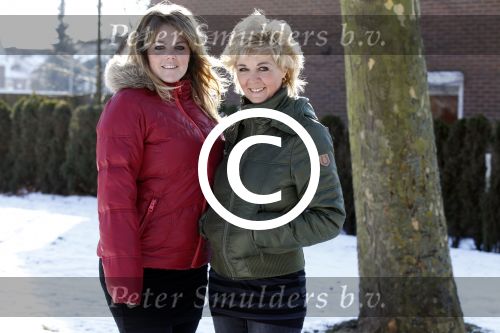 Volendam 11 februari 2012
Annie Schilder met haar zwangere dochter Anja.
Peter Smulders bv