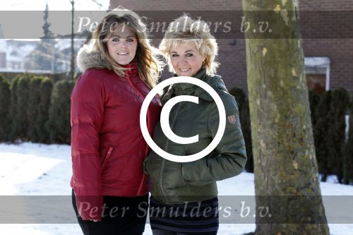 Volendam 11 februari 2012
Annie Schilder met haar zwangere dochter Anja.
Peter Smulders bv