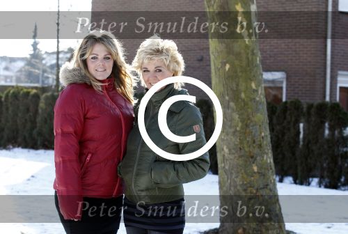 Volendam 11 februari 2012
Annie Schilder met haar zwangere dochter Anja.
Peter Smulders bv