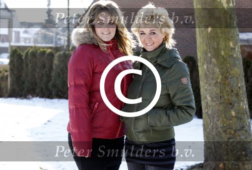 Volendam 11 februari 2012
Annie Schilder met haar zwangere dochter Anja.
Peter Smulders bv