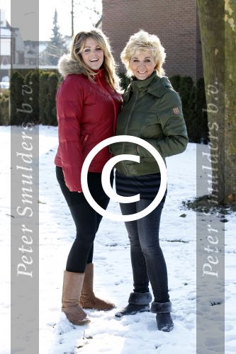 Volendam 11 februari 2012
Annie Schilder met haar zwangere dochter Anja.
Peter Smulders bv