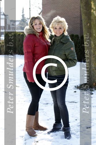 Volendam 11 februari 2012
Annie Schilder met haar zwangere dochter Anja.
Peter Smulders bv