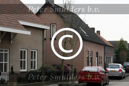 Made, 16 Februari 2012
Minister van Landbouw Henk Bleker (58 jaar) samen met zijn vriendin, Barbara Rijlaarsdam (26 jaar), journaliste bij het NRC nadat ze samen met de moeder van Barbara op bezoek zijn geweest bij de oma van Barbara.
Het ouderlijk huis van Barbara
Foto Peter Smulders BV