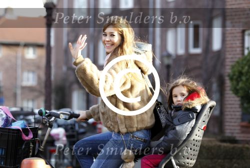 Amsterdam 21 februari 2012
Beertje v Beers met dochter op de fiets.
Peter Smulders bv