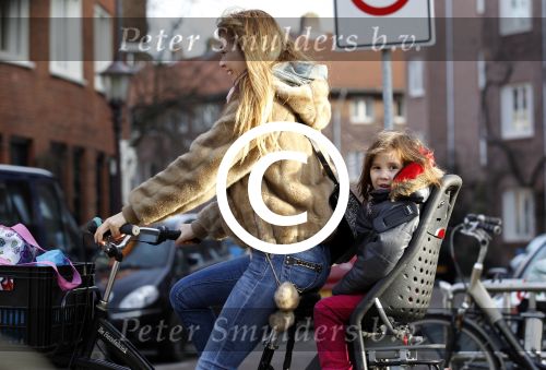 Amsterdam 21 februari 2012
Beertje v Beers met dochter op de fiets.
Peter Smulders bv
