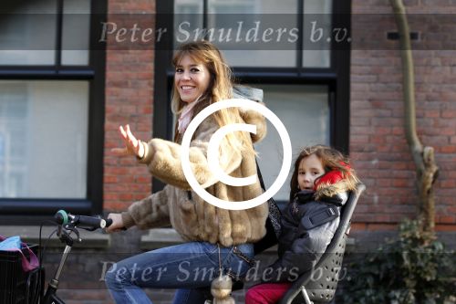 Amsterdam 21 februari 2012
Beertje v Beers met dochter op de fiets.
Peter Smulders bv