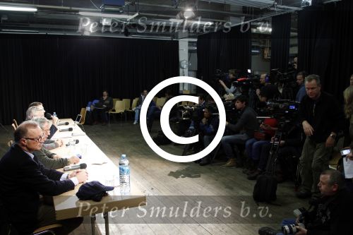 Innsbruck en Lech 18 februari 2012
Prins Friso ligt in het universitair ziekenhuis na zijn ongeluk met lawine in Lech.
Koningin Beatrix en zijn vrouw Prinses Mabel Wisse Smit zoeken hem op.persconferentei met links burgemeester Ludwig Muxel
Peter Smulders bv