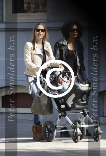 Amsterdam 1 april 2009
Caro Lenssen achter de kinderwagen met haar baby.
Peter Smulders bv