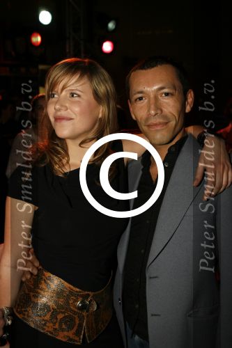 Amsterdam 7 maart 2006
Premiere ik omhels je met 1000 armen in Pathe arena.
Caro Lenssen met haar vriend
Peter Smulders bv