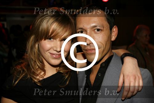 Amsterdam 7 maart 2006
Premiere ik omhels je met 1000 armen in Pathe arena.
Caro Lenssen met haar vriend
Peter Smulders bv