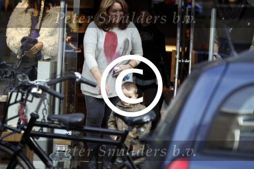 Amsterdam 27 oktober 2011
Caro Lenssen met man zoontje en baby op de pc hooftstraat.
Peter Smulders bv