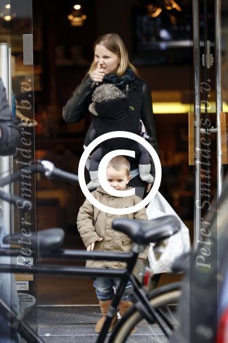 Amsterdam 27 oktober 2011
Caro Lenssen met man zoontje en baby op de pc hooftstraat.
Peter Smulders bv