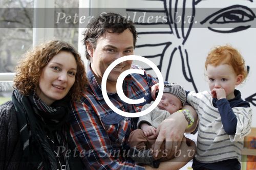 Haarlem 8 maart 2012
Caspar Burgi met zijn zoon Roque vrouw Barbara en dochter Eden in Haarlem.
Peter Smulders