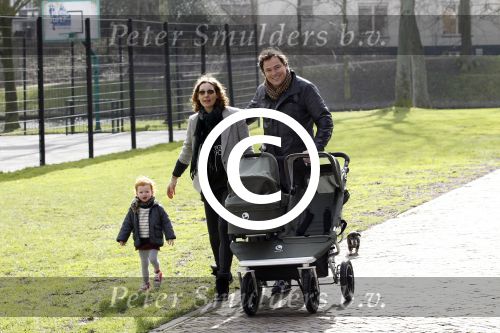 Haarlem 8 maart 2012
Caspar Burgi met zijn zoon Roque vrouw Barbara en dochter Eden in Haarlem.
Peter Smulders