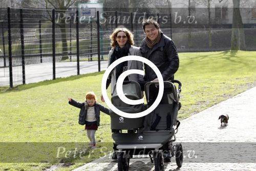 Haarlem 8 maart 2012
Caspar Burgi met zijn zoon Roque vrouw Barbara en dochter Eden in Haarlem.
Peter Smulders