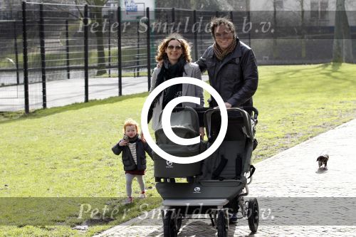 Haarlem 8 maart 2012
Caspar Burgi met zijn zoon Roque vrouw Barbara en dochter Eden in Haarlem.
Peter Smulders