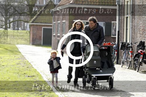Haarlem 8 maart 2012
Caspar Burgi met zijn zoon Roque vrouw Barbara en dochter Eden in Haarlem.
Peter Smulders